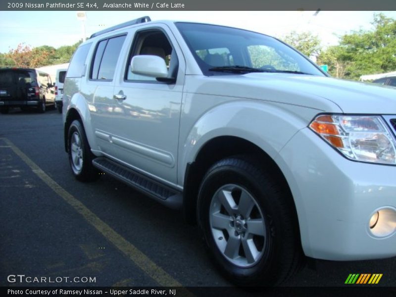 Avalanche White / Cafe Latte 2009 Nissan Pathfinder SE 4x4