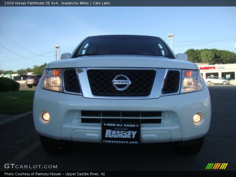 Avalanche White / Cafe Latte 2009 Nissan Pathfinder SE 4x4