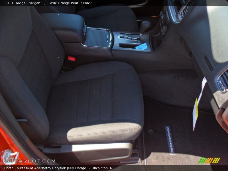 Toxic Orange Pearl / Black 2011 Dodge Charger SE