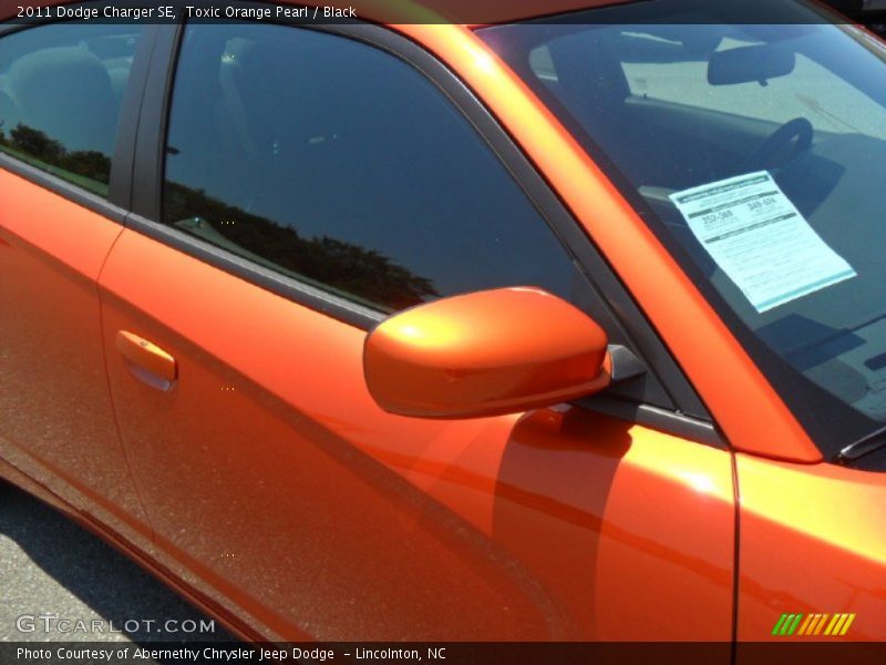 Toxic Orange Pearl / Black 2011 Dodge Charger SE