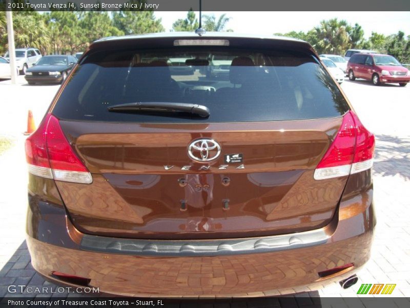 Sunset Bronze Mica / Ivory 2011 Toyota Venza I4