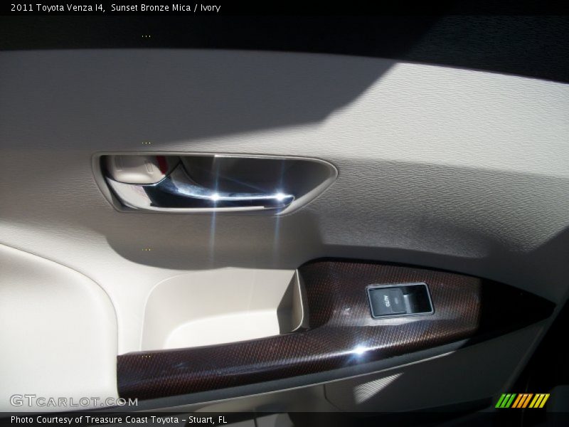 Sunset Bronze Mica / Ivory 2011 Toyota Venza I4