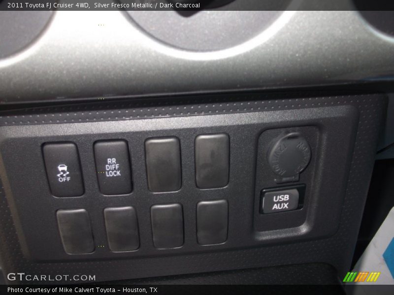 Silver Fresco Metallic / Dark Charcoal 2011 Toyota FJ Cruiser 4WD