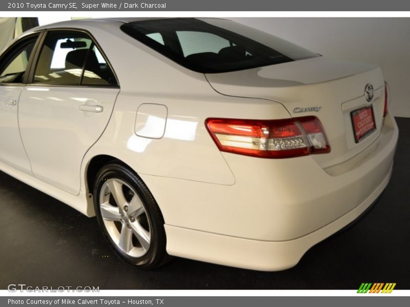 Super White / Dark Charcoal 2010 Toyota Camry SE