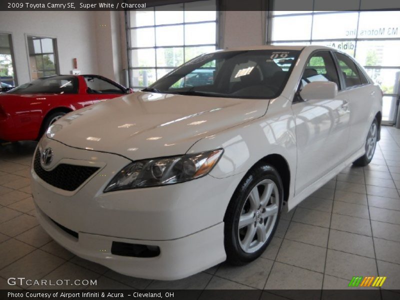 Super White / Charcoal 2009 Toyota Camry SE