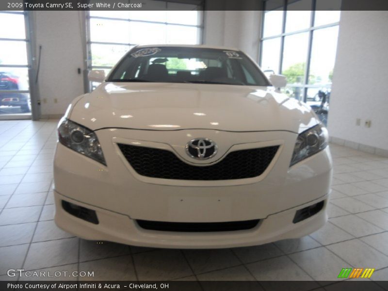 Super White / Charcoal 2009 Toyota Camry SE