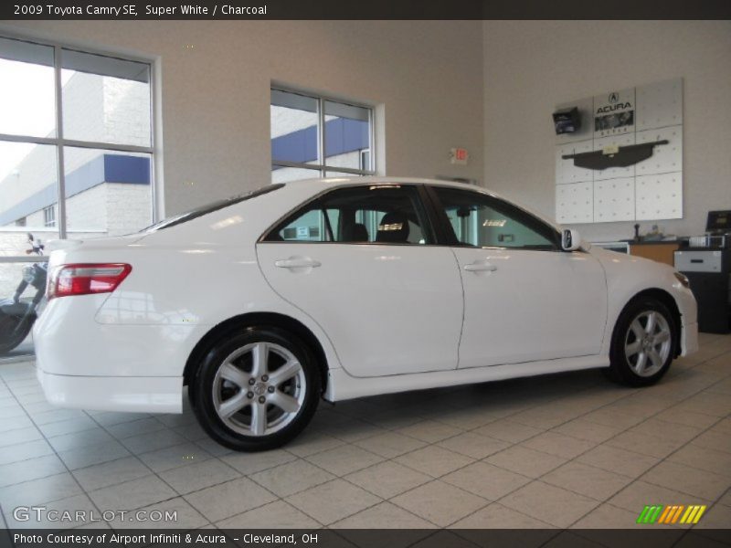 Super White / Charcoal 2009 Toyota Camry SE