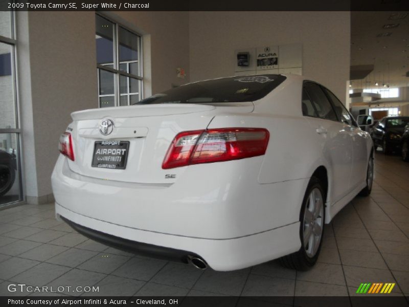 Super White / Charcoal 2009 Toyota Camry SE