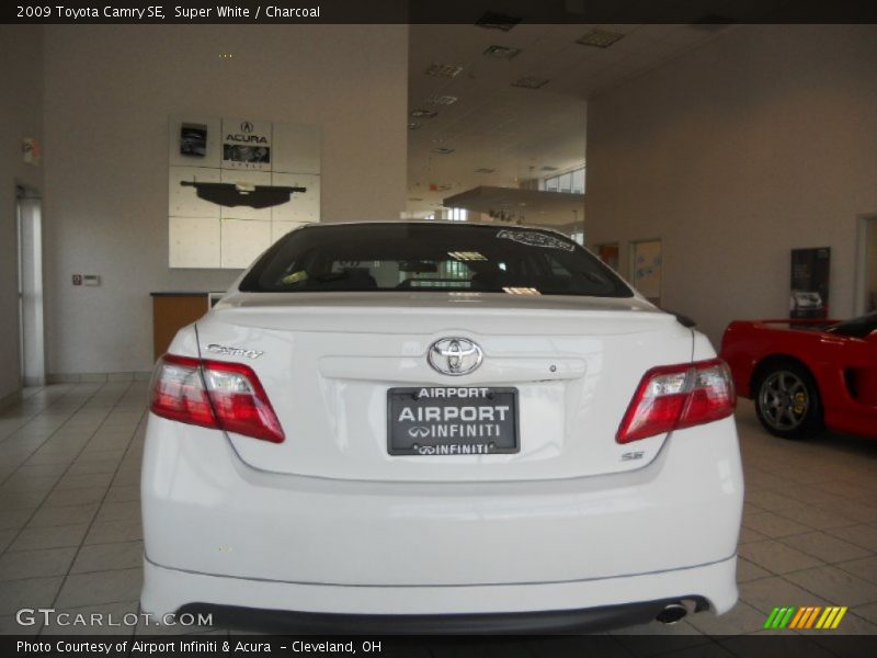 Super White / Charcoal 2009 Toyota Camry SE