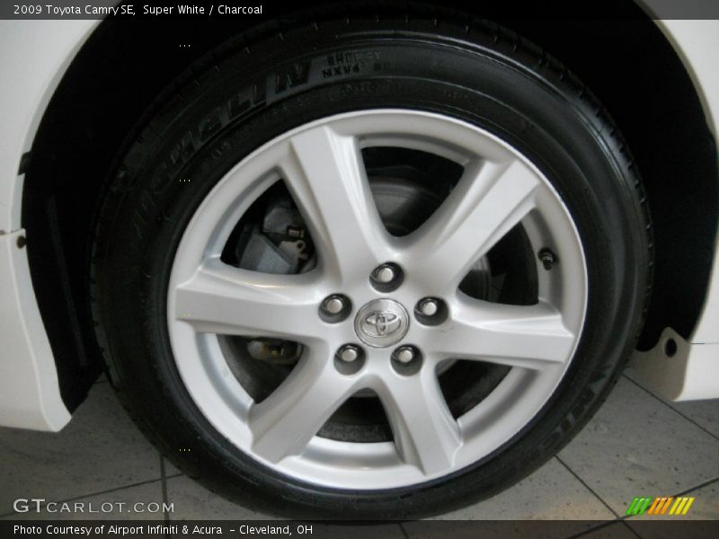Super White / Charcoal 2009 Toyota Camry SE