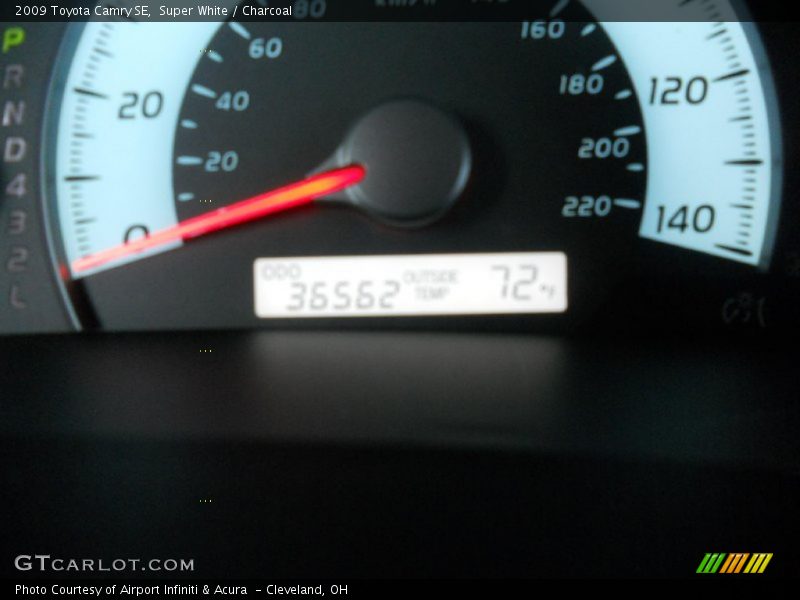 Super White / Charcoal 2009 Toyota Camry SE
