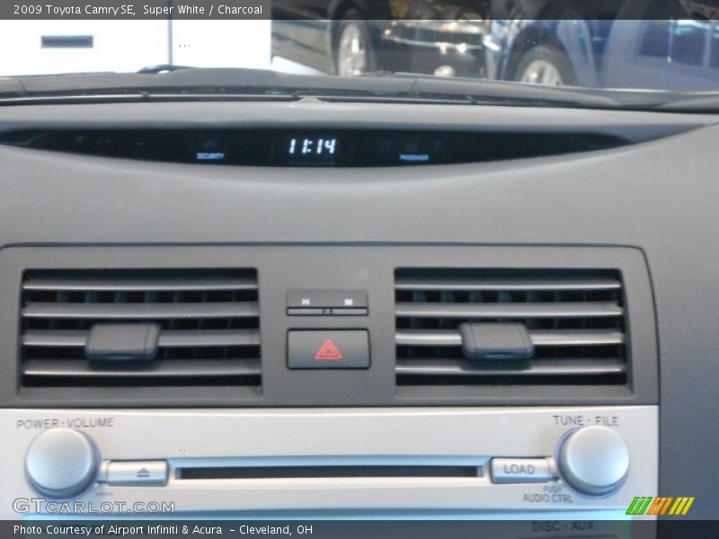 Super White / Charcoal 2009 Toyota Camry SE
