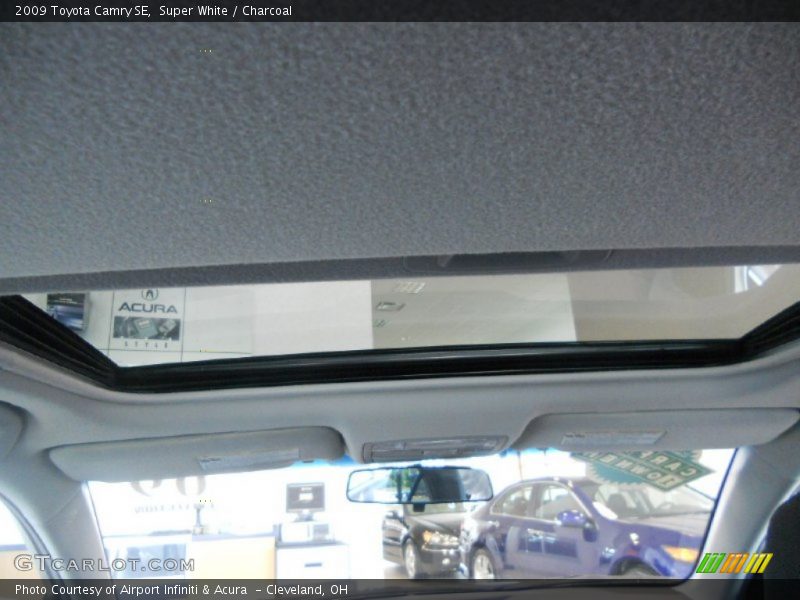 Super White / Charcoal 2009 Toyota Camry SE