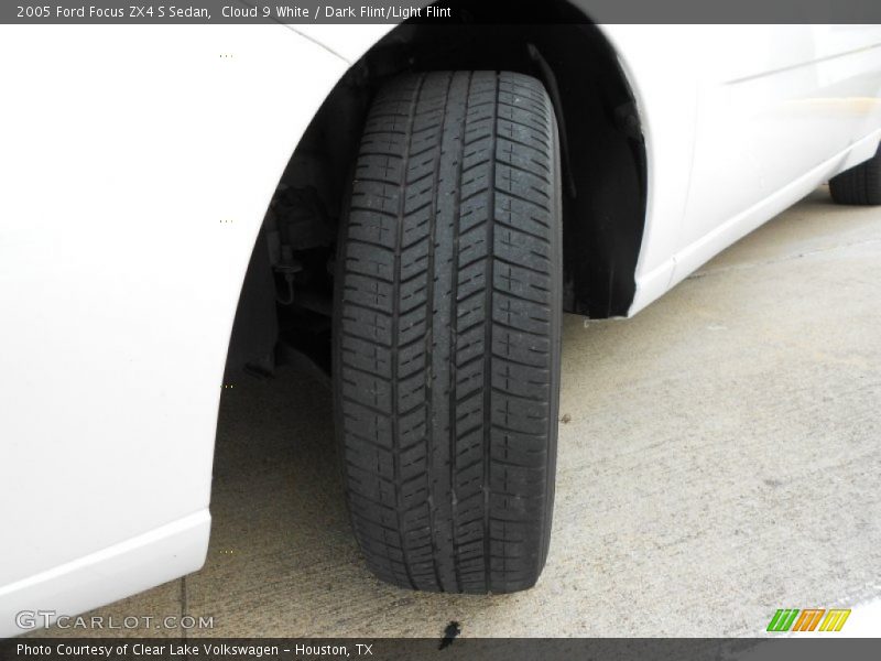 Cloud 9 White / Dark Flint/Light Flint 2005 Ford Focus ZX4 S Sedan