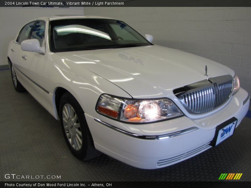 Vibrant White / Light Parchment 2004 Lincoln Town Car Ultimate