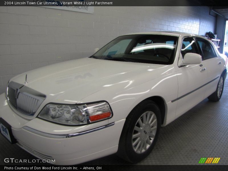 Vibrant White / Light Parchment 2004 Lincoln Town Car Ultimate