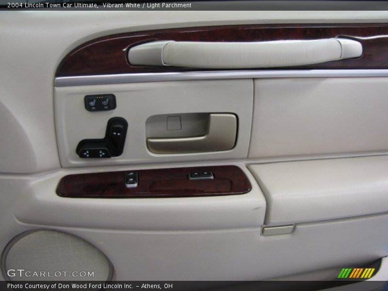 Vibrant White / Light Parchment 2004 Lincoln Town Car Ultimate