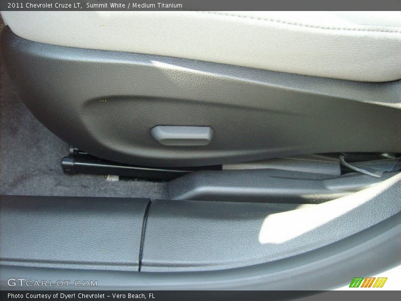 Summit White / Medium Titanium 2011 Chevrolet Cruze LT