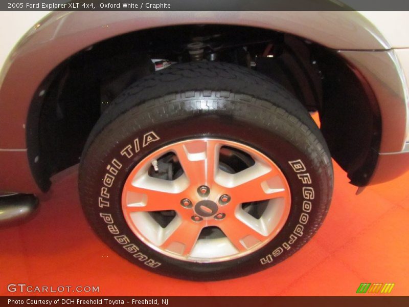 Oxford White / Graphite 2005 Ford Explorer XLT 4x4