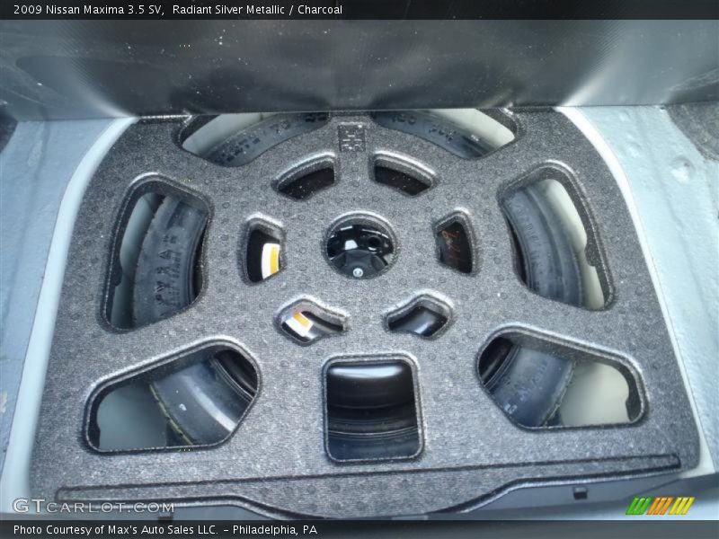 Radiant Silver Metallic / Charcoal 2009 Nissan Maxima 3.5 SV