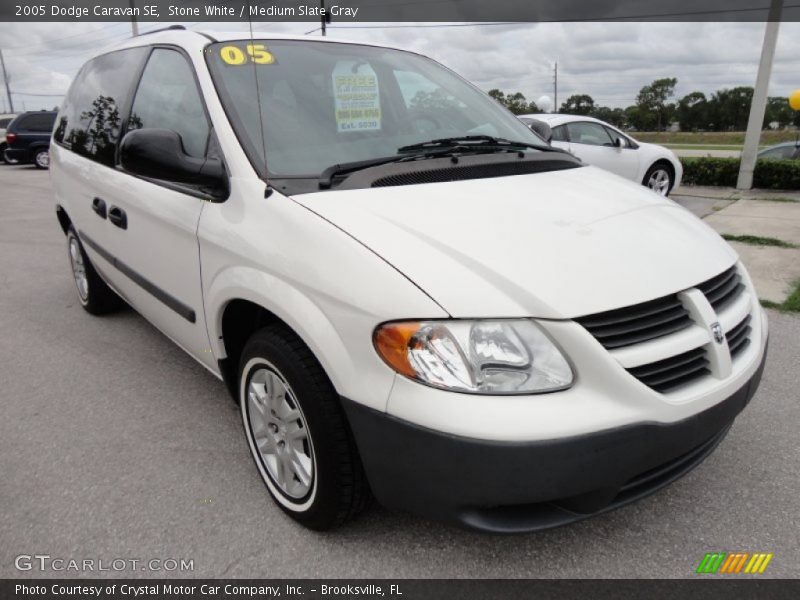 Front 3/4 View of 2005 Caravan SE