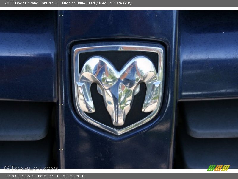 Midnight Blue Pearl / Medium Slate Gray 2005 Dodge Grand Caravan SE