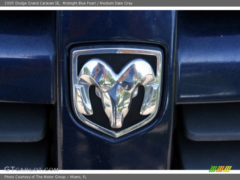 Midnight Blue Pearl / Medium Slate Gray 2005 Dodge Grand Caravan SE