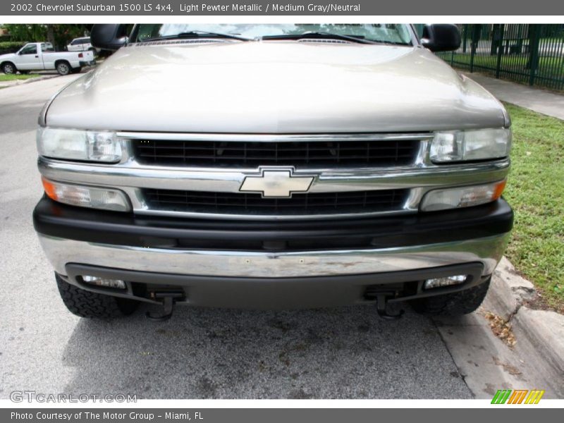 Light Pewter Metallic / Medium Gray/Neutral 2002 Chevrolet Suburban 1500 LS 4x4