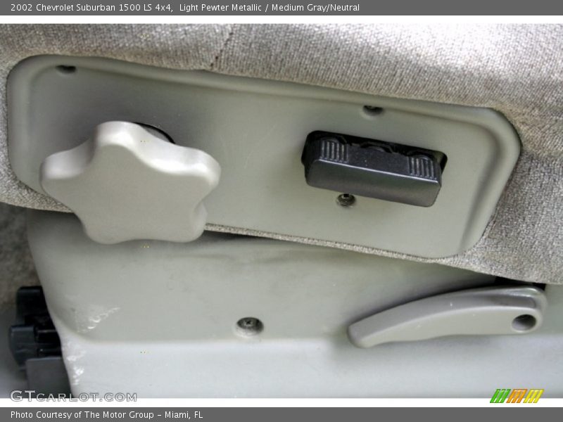 Light Pewter Metallic / Medium Gray/Neutral 2002 Chevrolet Suburban 1500 LS 4x4