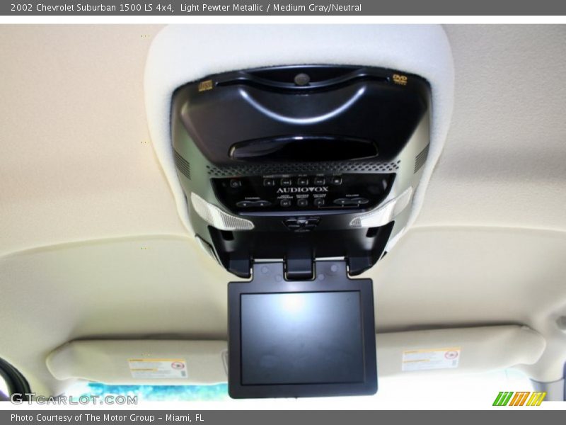 Light Pewter Metallic / Medium Gray/Neutral 2002 Chevrolet Suburban 1500 LS 4x4