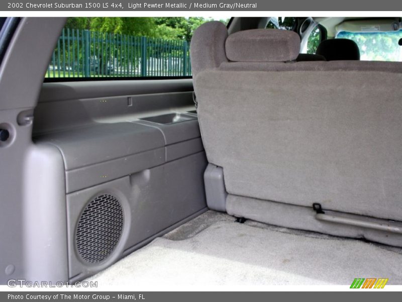 Light Pewter Metallic / Medium Gray/Neutral 2002 Chevrolet Suburban 1500 LS 4x4