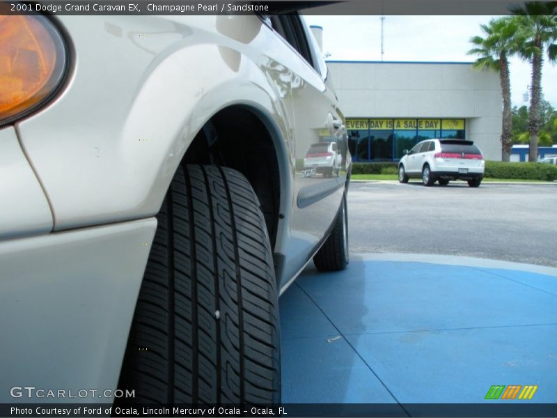 Champagne Pearl / Sandstone 2001 Dodge Grand Caravan EX