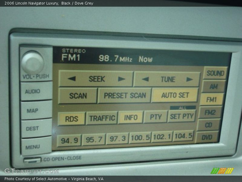 Controls of 2006 Navigator Luxury