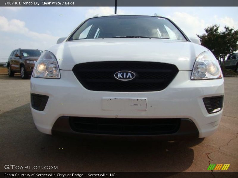 Clear White / Beige 2007 Kia Rondo LX