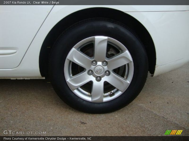 Clear White / Beige 2007 Kia Rondo LX