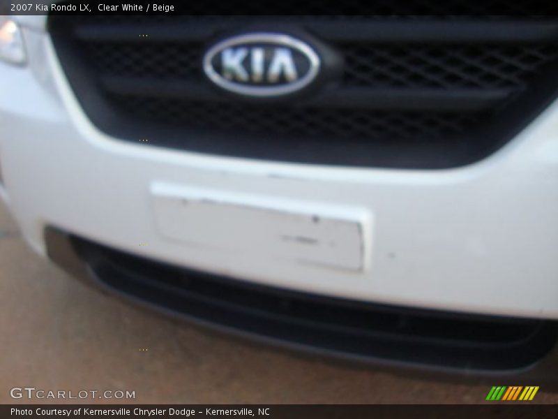 Clear White / Beige 2007 Kia Rondo LX