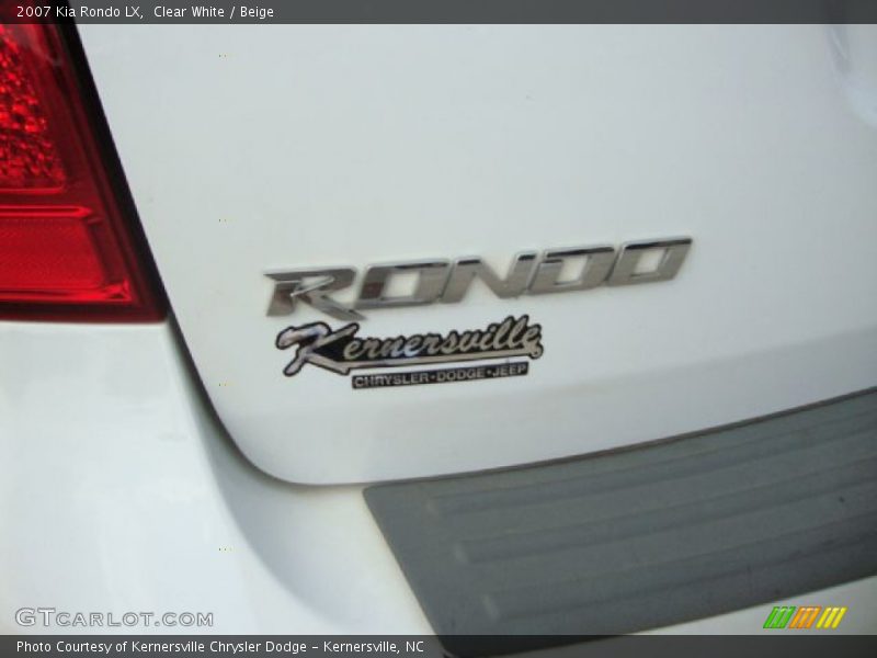 Clear White / Beige 2007 Kia Rondo LX