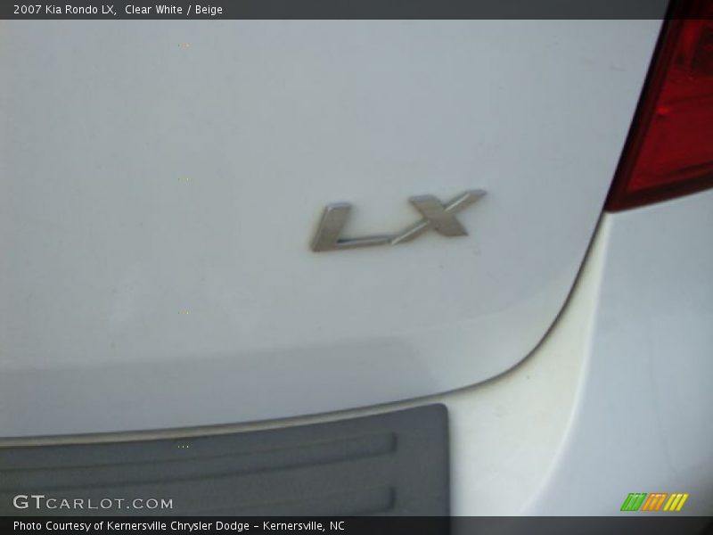 Clear White / Beige 2007 Kia Rondo LX