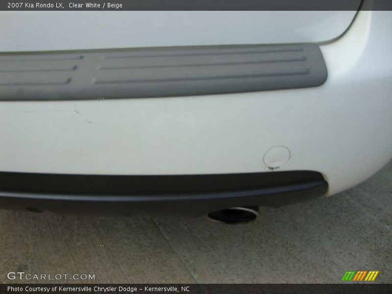 Clear White / Beige 2007 Kia Rondo LX