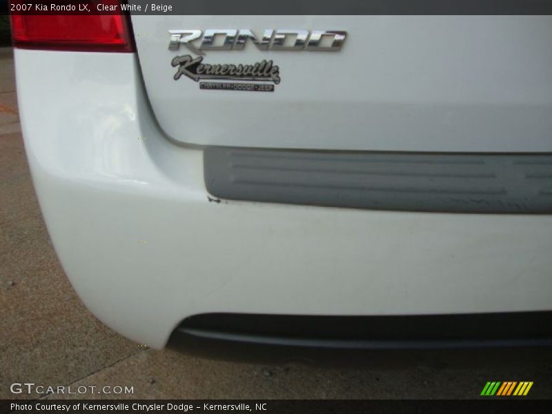 Clear White / Beige 2007 Kia Rondo LX