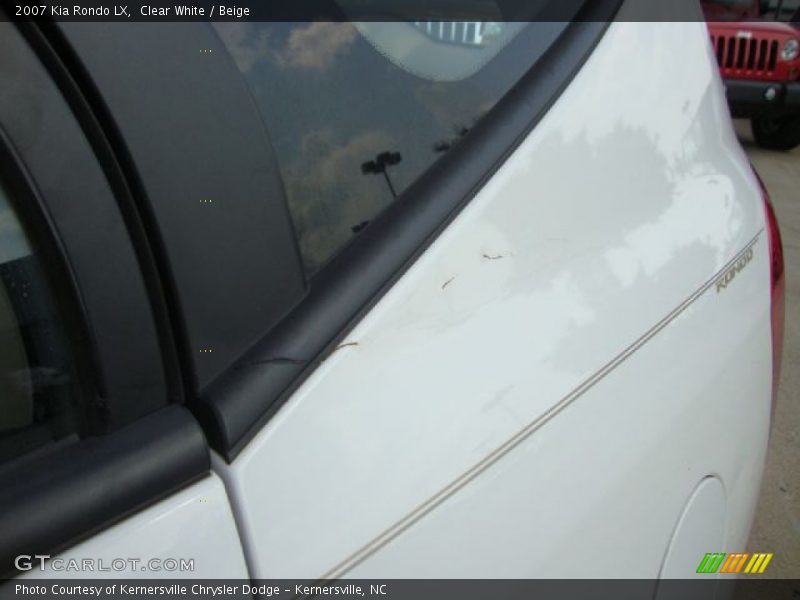 Clear White / Beige 2007 Kia Rondo LX