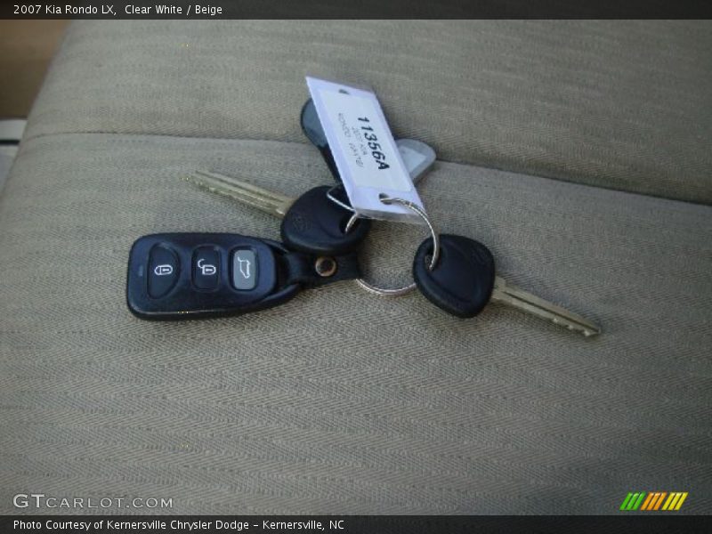 Clear White / Beige 2007 Kia Rondo LX