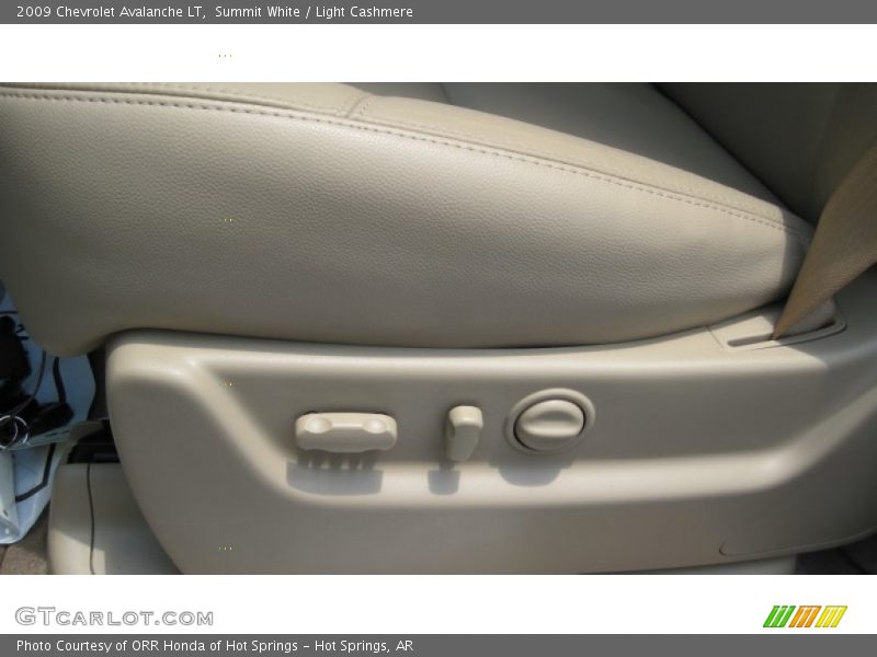Summit White / Light Cashmere 2009 Chevrolet Avalanche LT