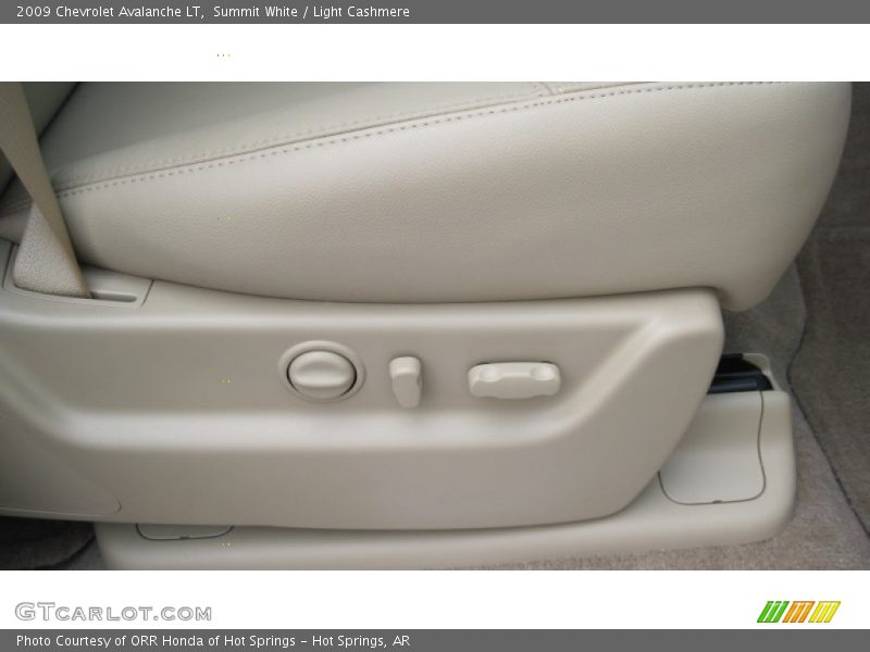 Summit White / Light Cashmere 2009 Chevrolet Avalanche LT