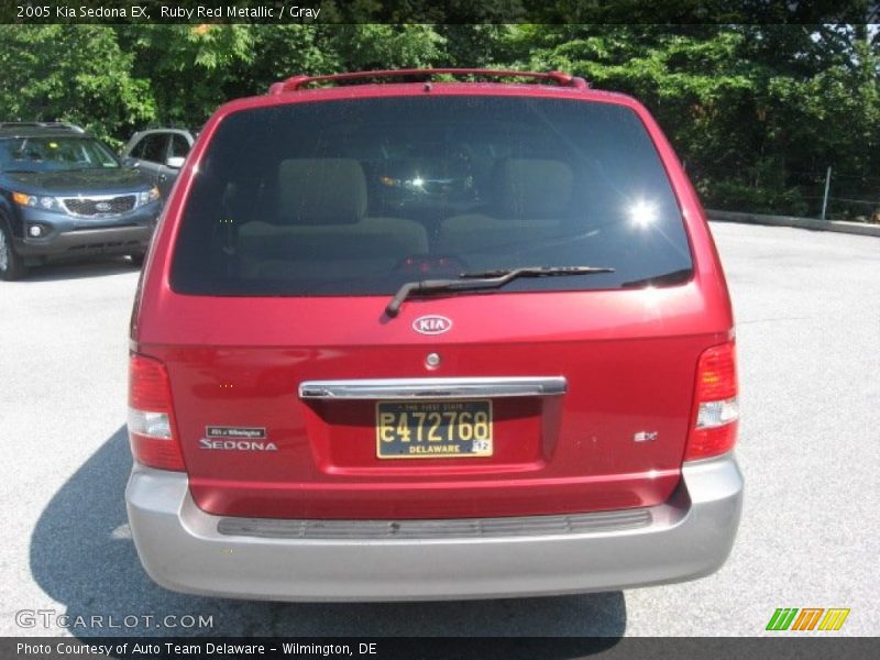 Ruby Red Metallic / Gray 2005 Kia Sedona EX