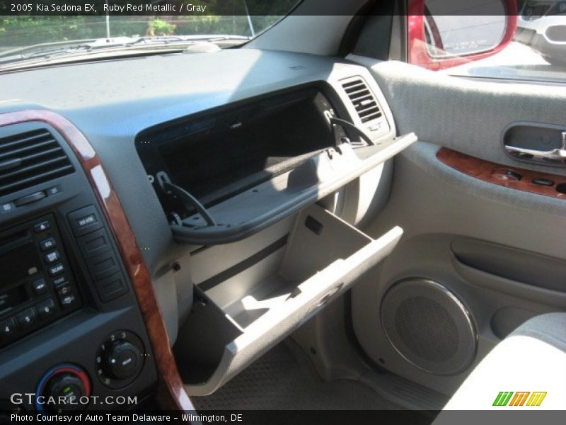 Ruby Red Metallic / Gray 2005 Kia Sedona EX