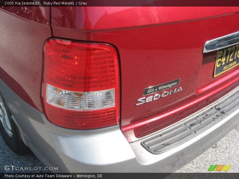 Ruby Red Metallic / Gray 2005 Kia Sedona EX