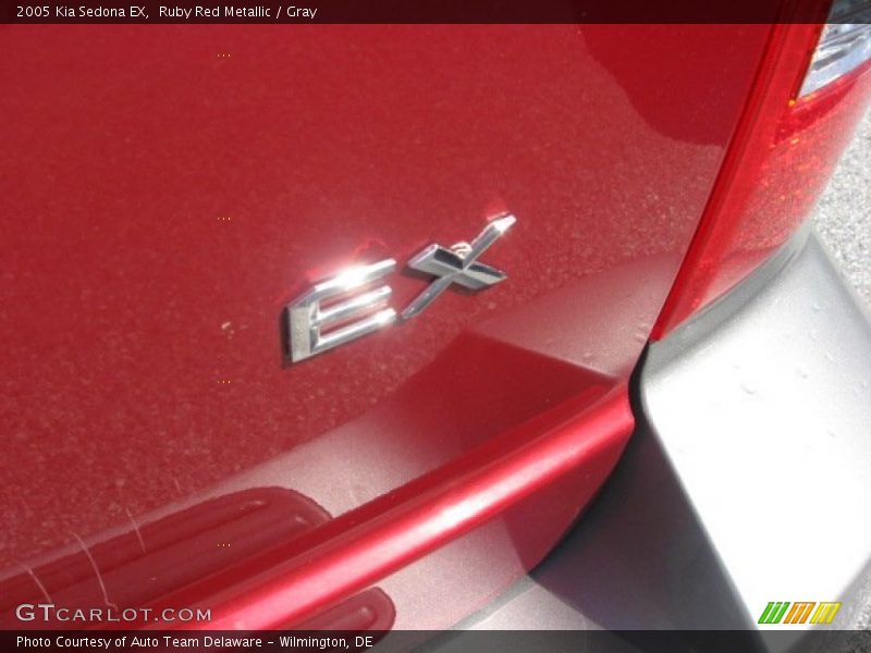 Ruby Red Metallic / Gray 2005 Kia Sedona EX