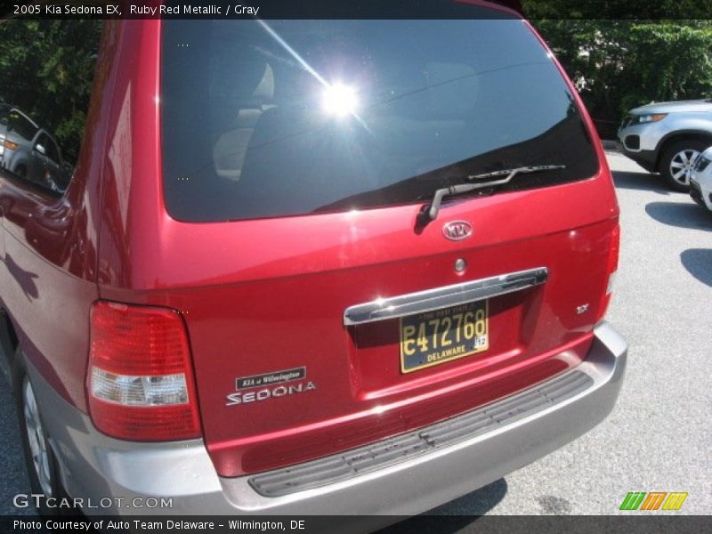 Ruby Red Metallic / Gray 2005 Kia Sedona EX