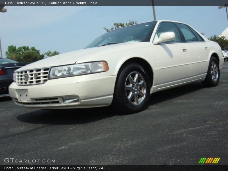 Front 3/4 View of 1999 Seville STS